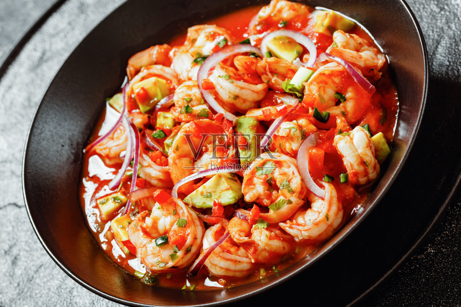 墨西哥虾鸡尾酒沙拉在碗里，俯视图照片摄影图片