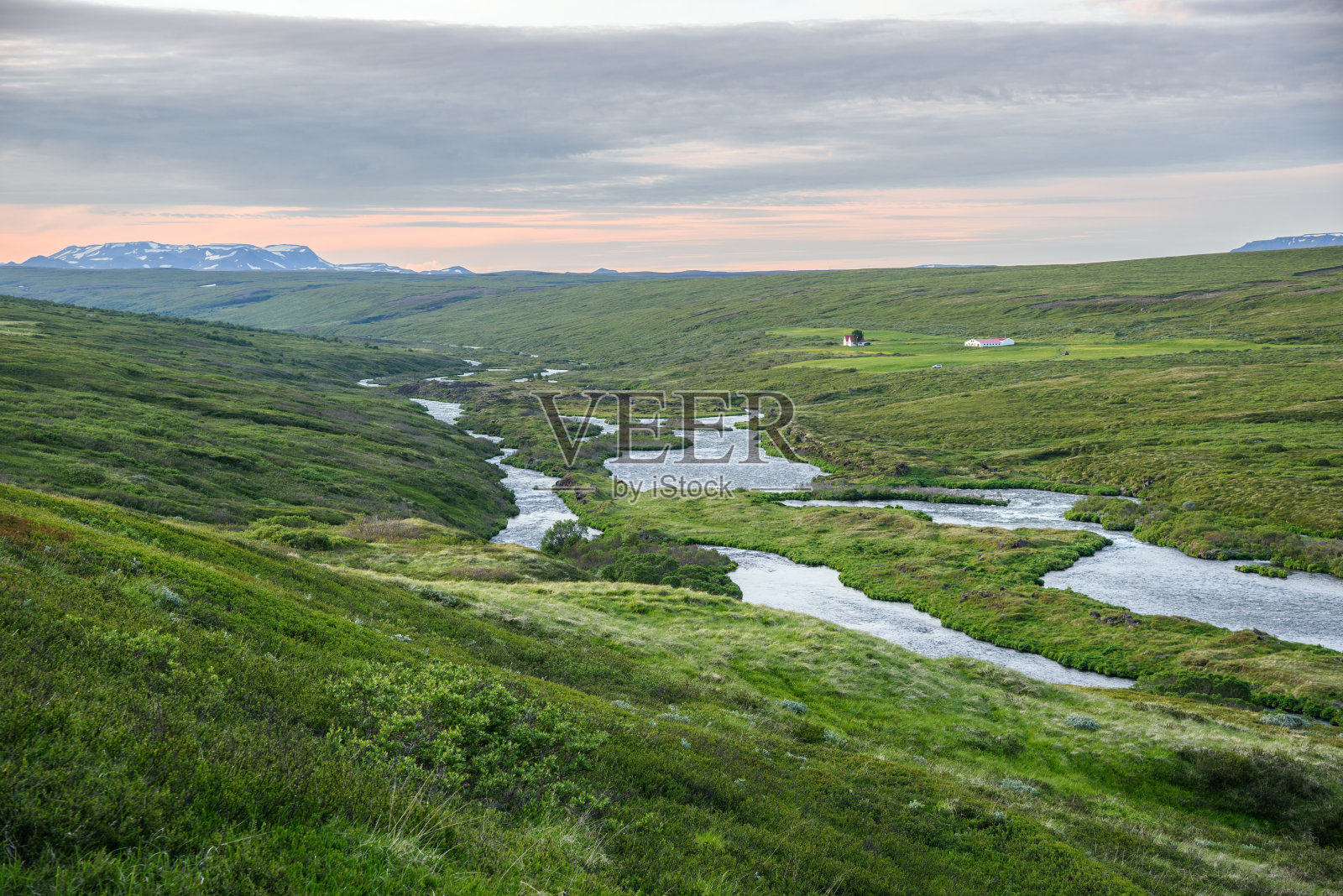 在夏天的午夜阳光下，被一个孤立的农场俯瞰的大山谷照片摄影图片