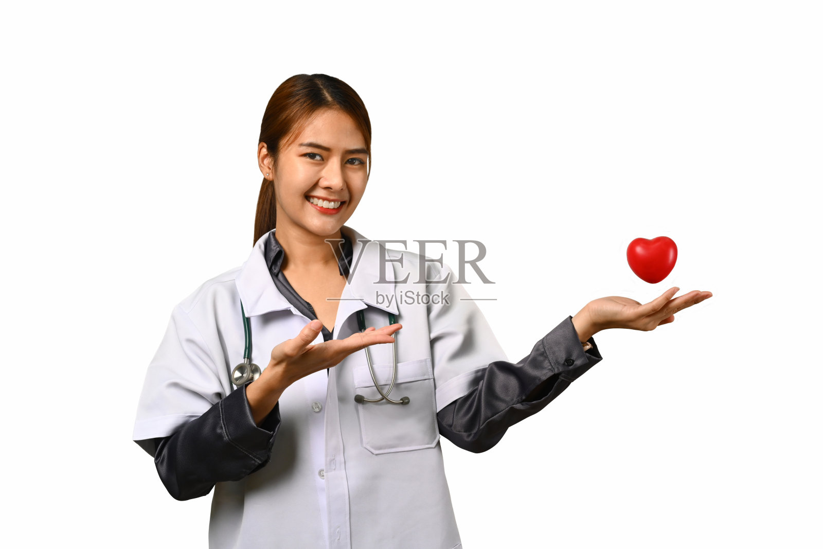 女医生手持听诊器和红色心脏的图像孤立白色背景。心脏病学、医学和保健的概念。照片摄影图片