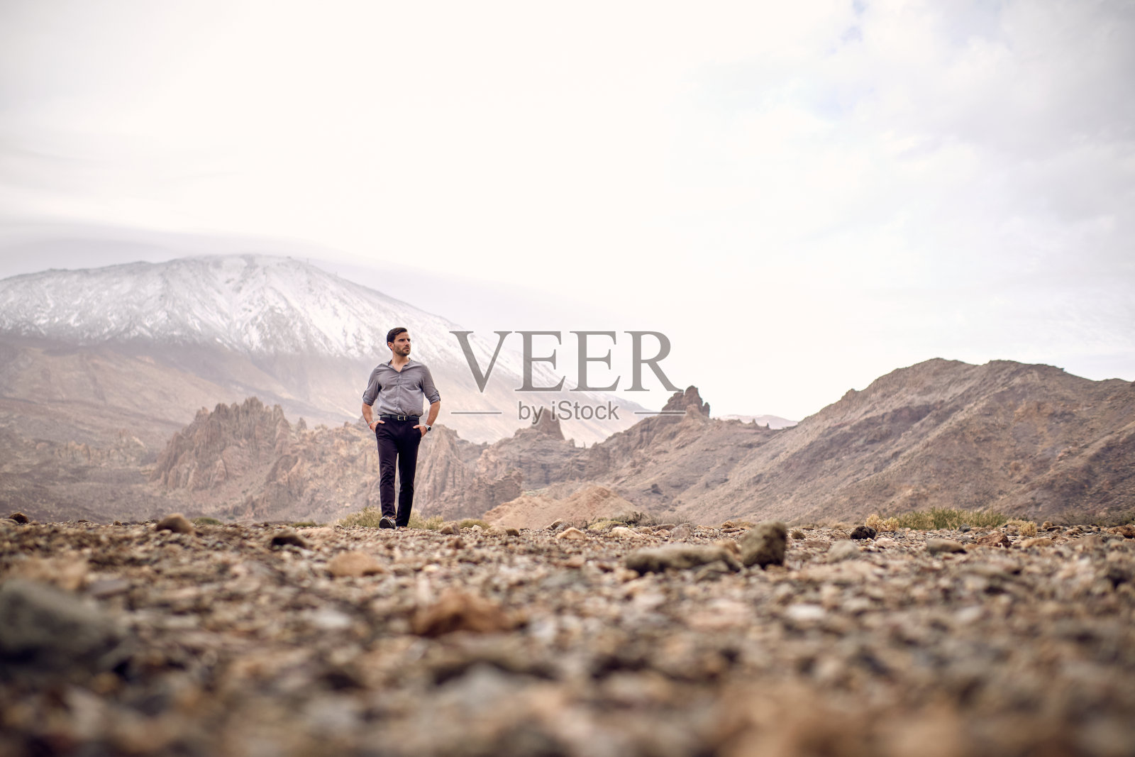 眺望山景的男子照片摄影图片