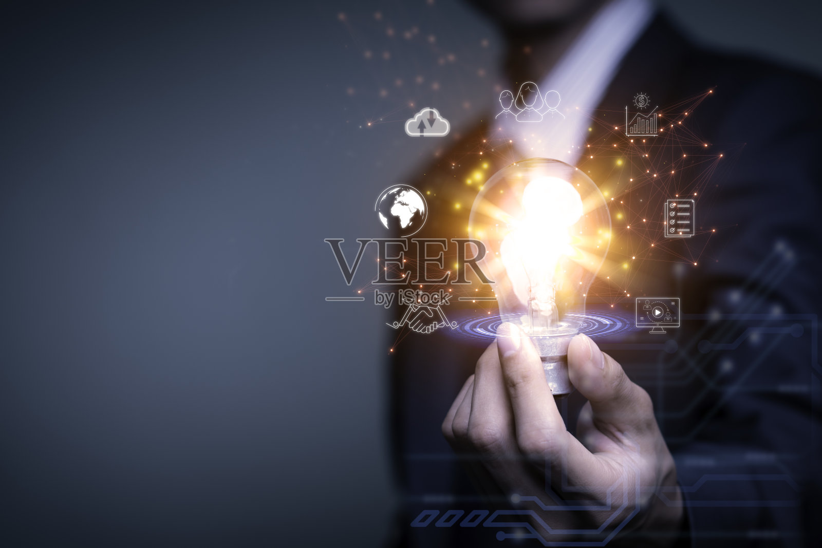 拿着灯泡的商人，有创意的新想法。创新，头脑风暴，解决方案和灵感概念。想象力、创造性思维、解决问题的能力……照片摄影图片