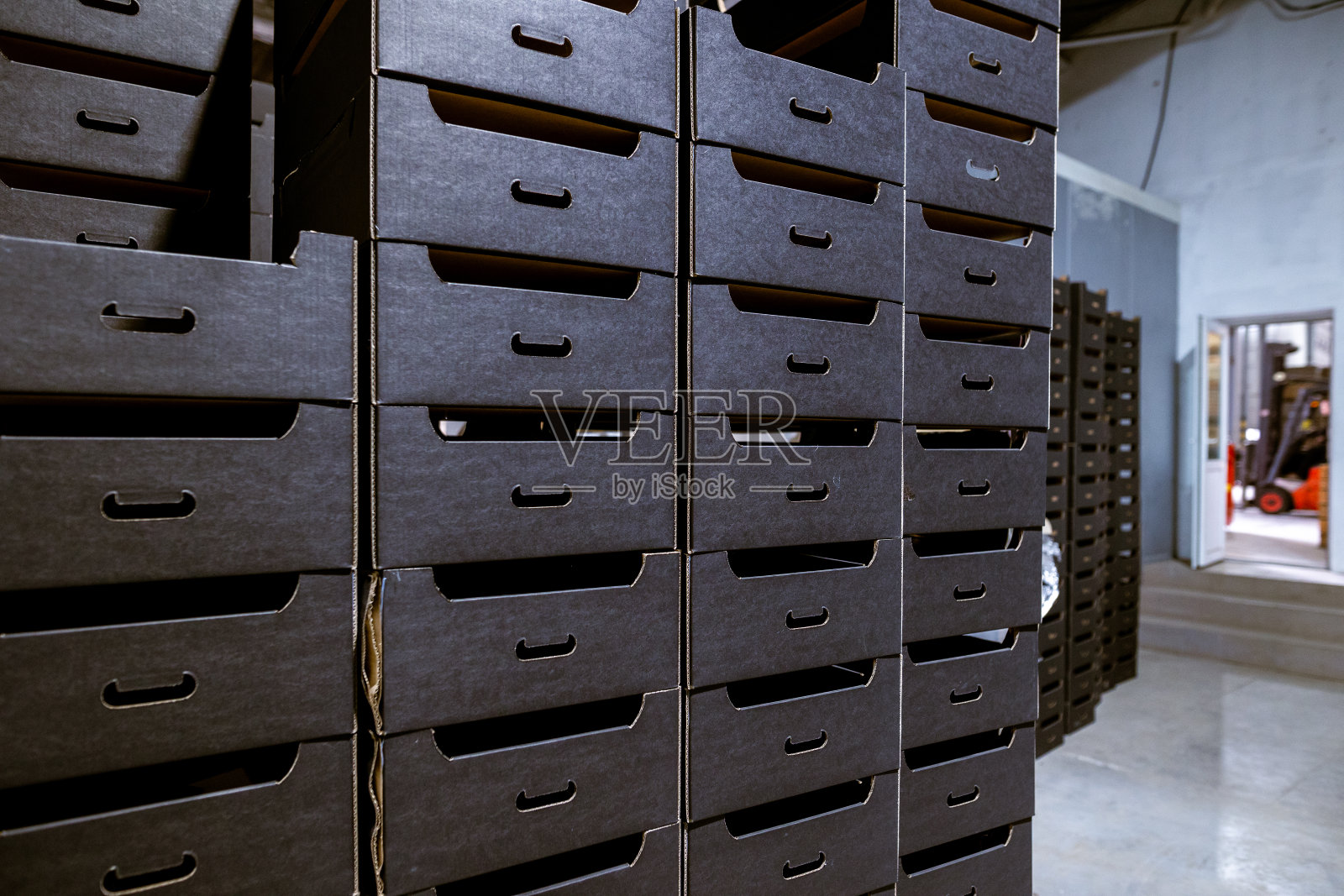 在仓库组装黑色纸板箱。水果托盘。工业生产中成品的包装。照片摄影图片