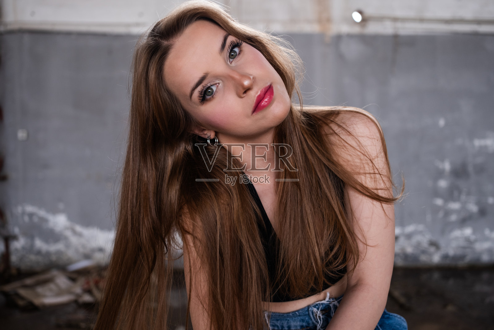 自信美丽的年轻女子照片摄影图片