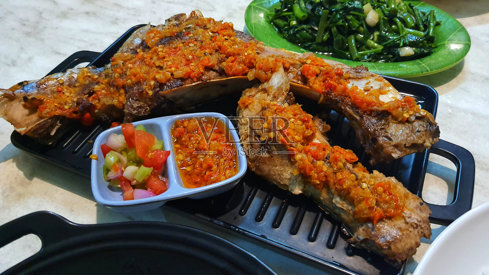 烤金枪鱼下巴配大量辣椒照片摄影图片