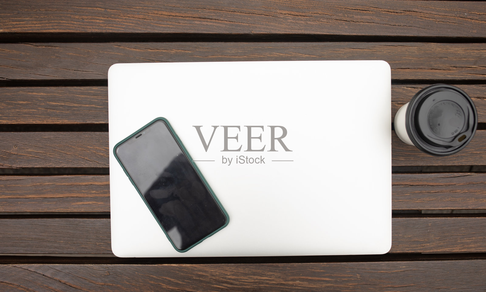 木制背景的笔记本电脑和咖啡，户外办公室。照片摄影图片