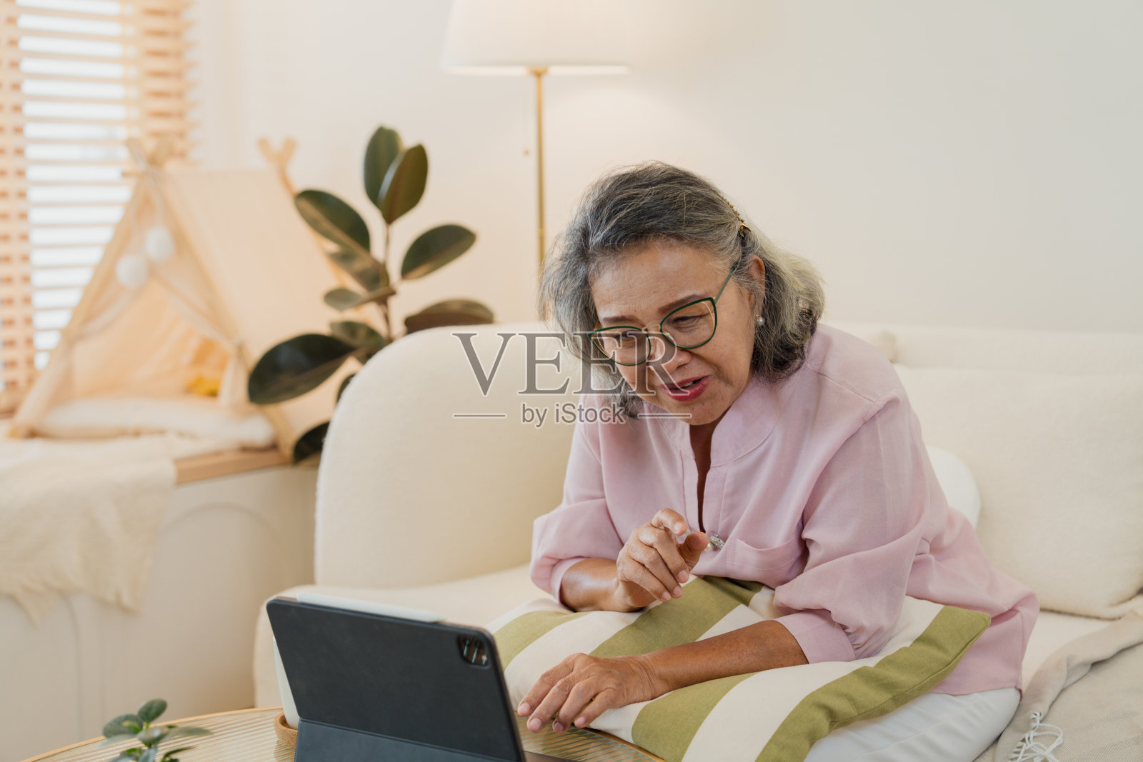 数字时代的休闲娱乐。照片摄影图片