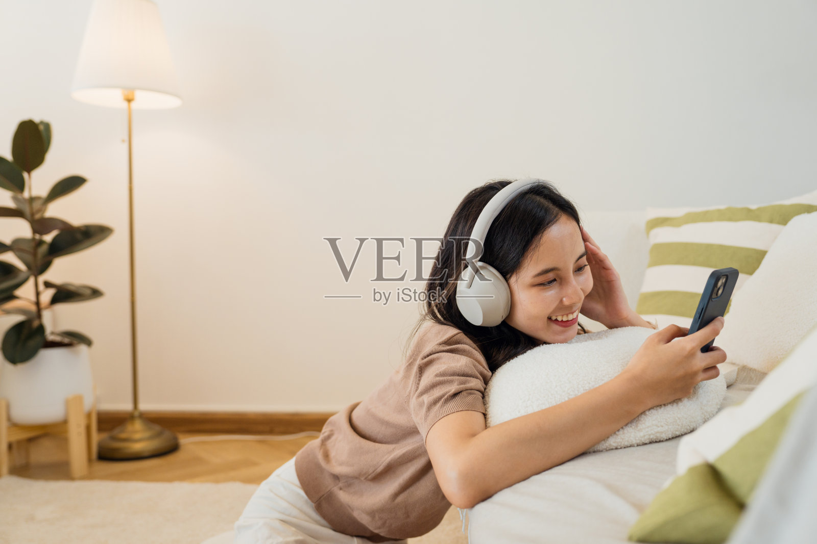 数字时代的休闲娱乐。照片摄影图片