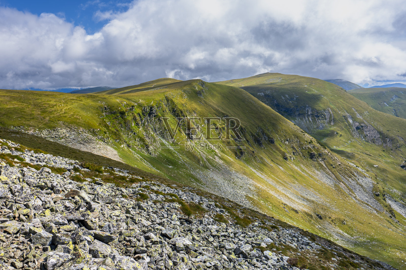 罗马尼亚帕朗山脉的夏季景观。Transalpina路的美景。照片摄影图片