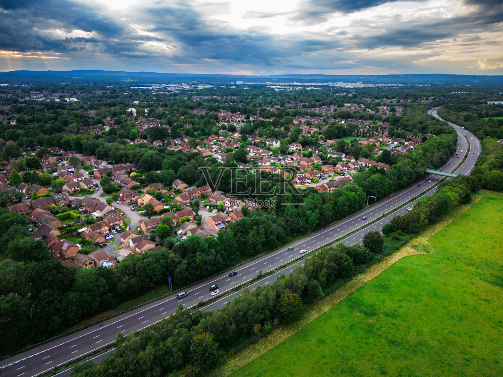 高速公路和住宅发展的鸟瞰图照片摄影图片
