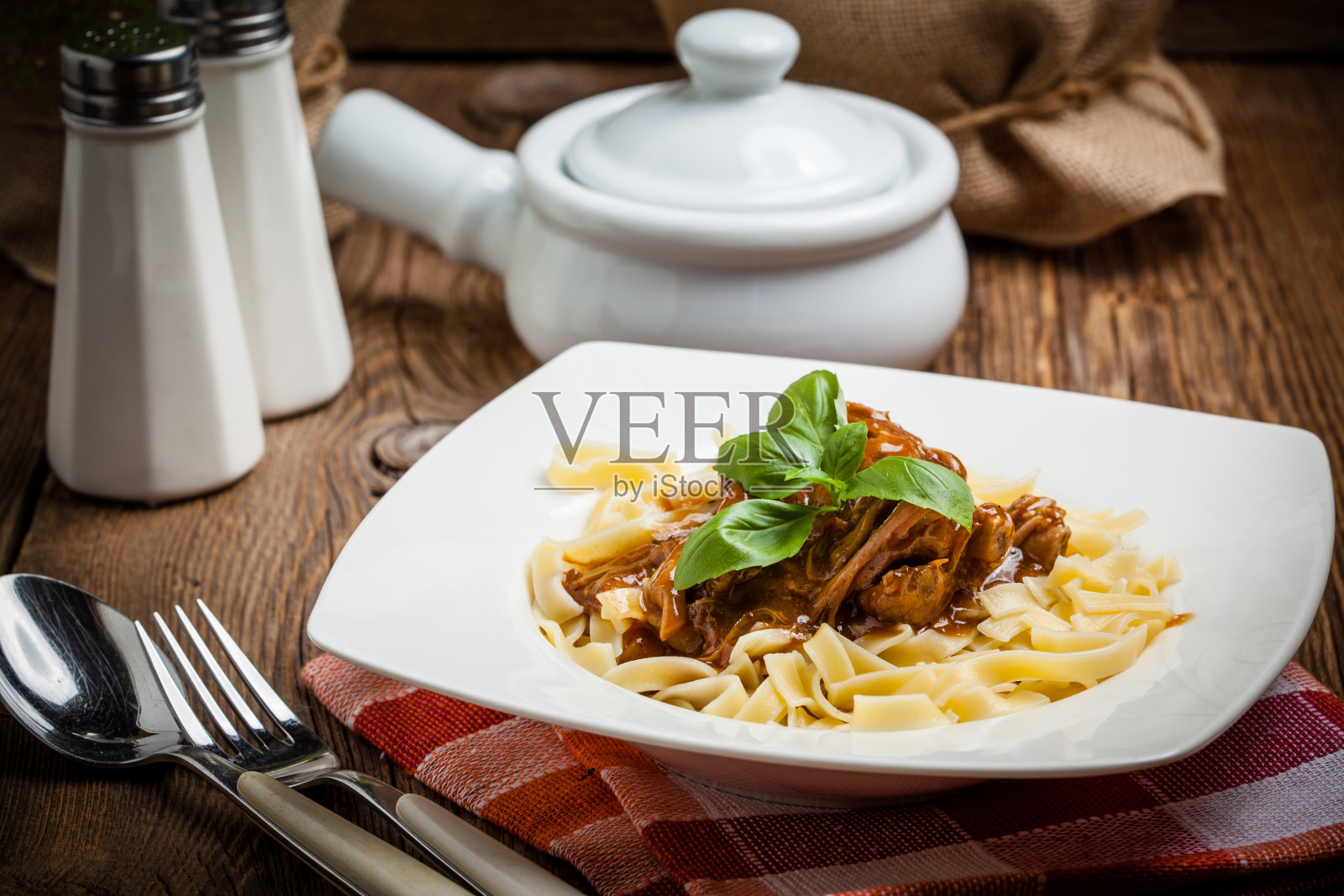 黑酱意式宽面。照片摄影图片