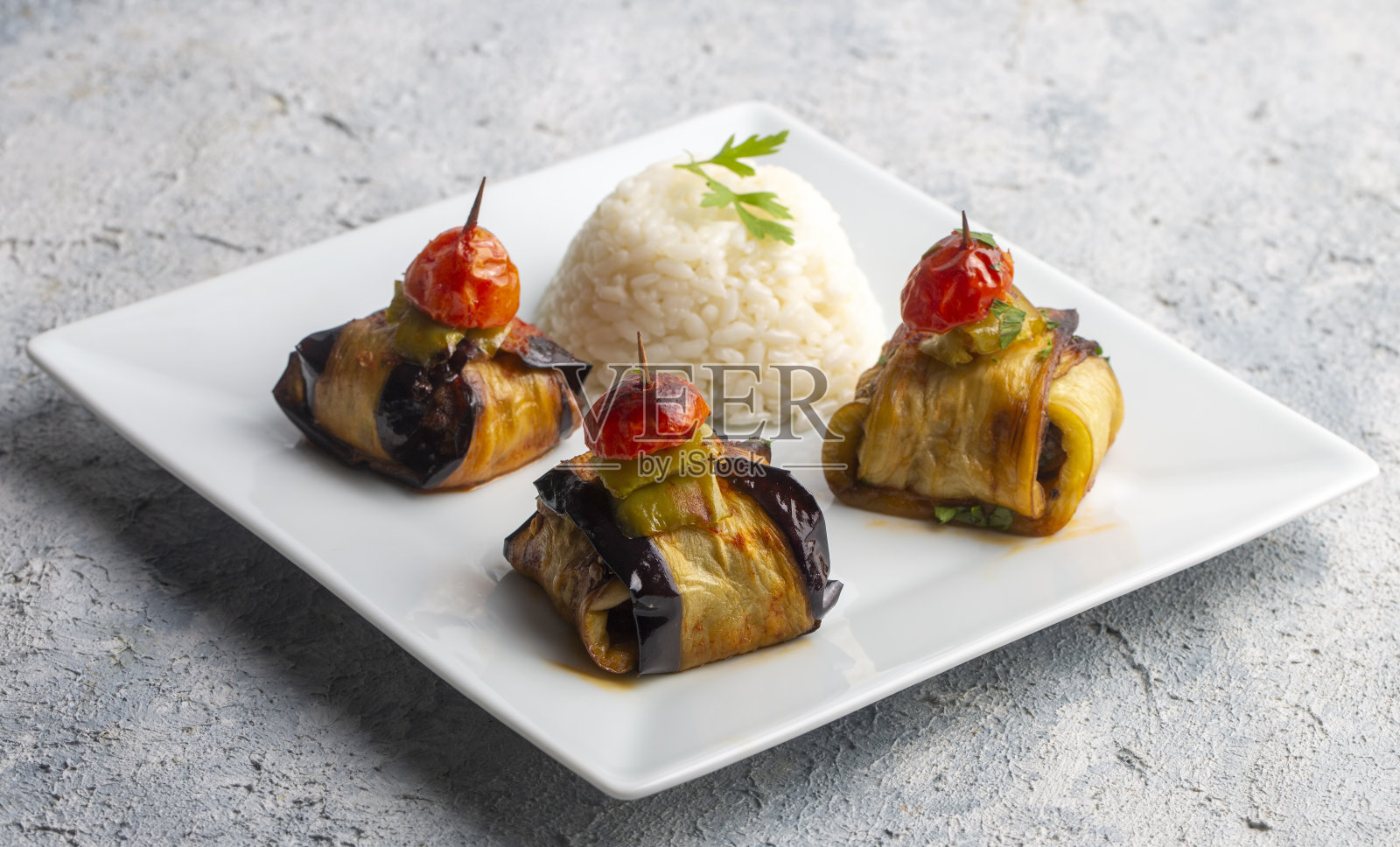 传统美味的土耳其美食;裹着茄子的Kofte烤肉串(土耳其名称;伊斯兰-伊斯兰kebabi或kurdan kebabi)照片摄影图片