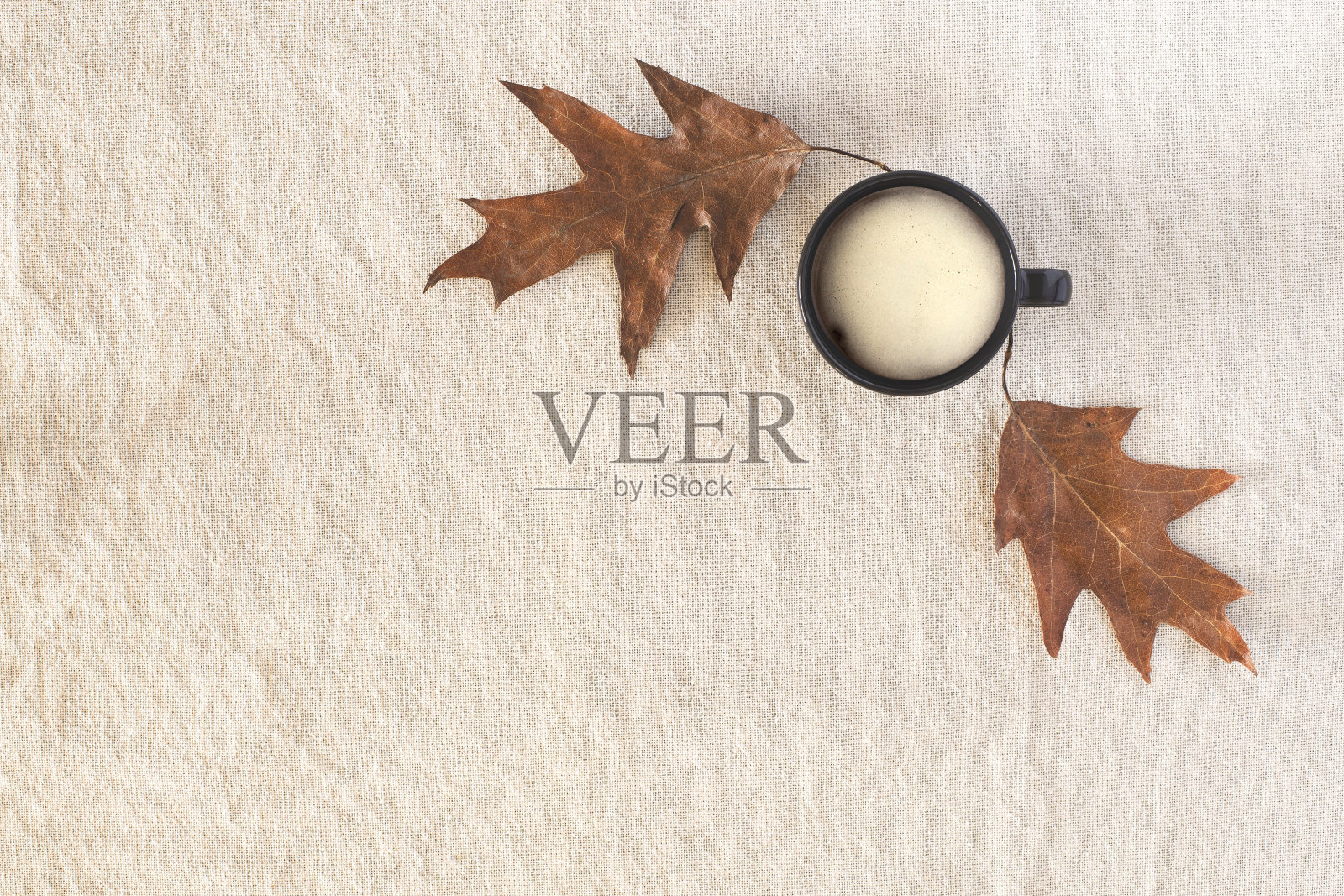 秋天的构图用一杯咖啡，秋天的干叶子放在亚麻织物的背景上。平铺，复制空间，秋天，秋天的概念照片摄影图片