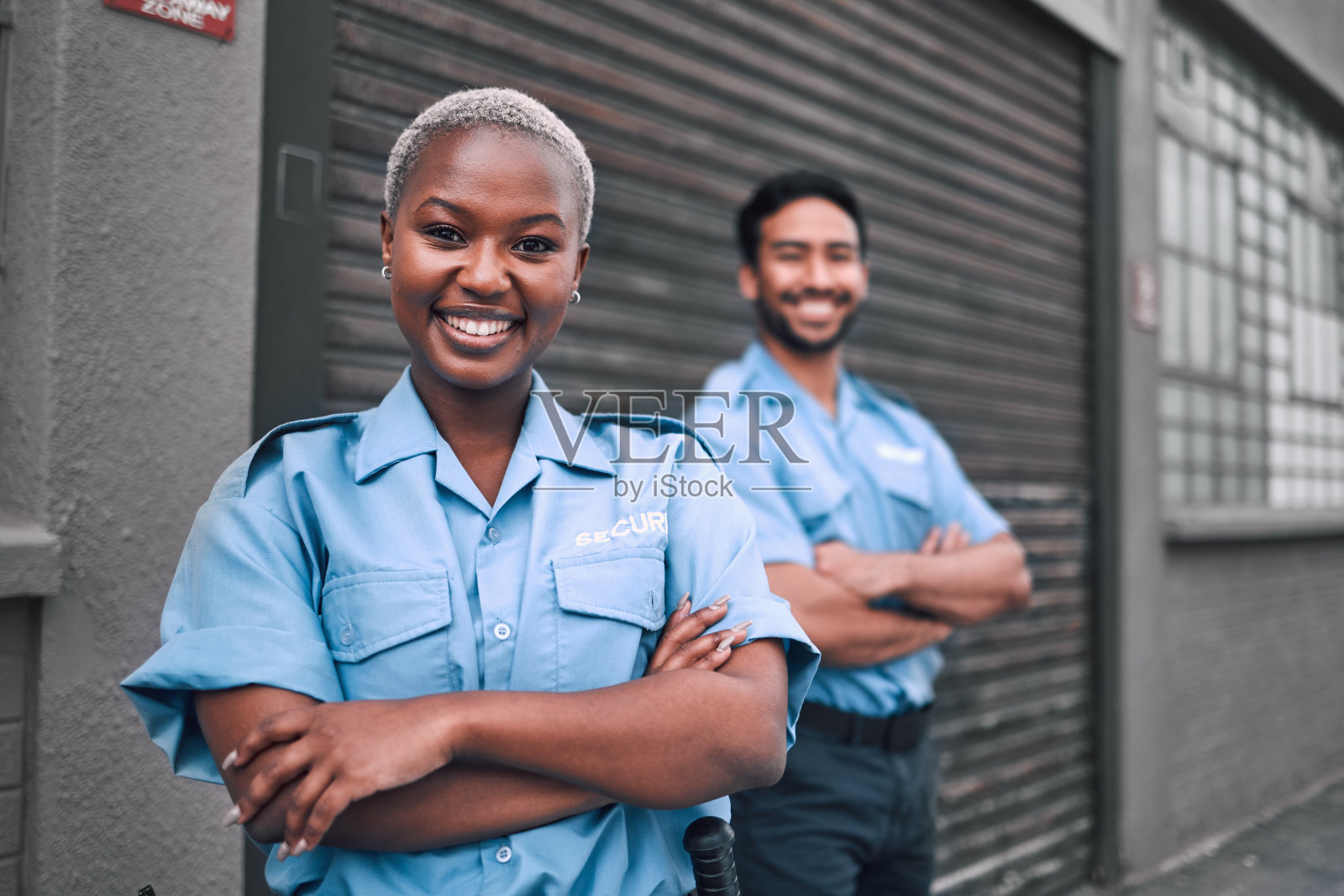 队伍、保安员或安全员画像在街道上进行保护、巡逻或守望。执法，微笑和责任与预防犯罪部队的男女制服在城市照片摄影图片