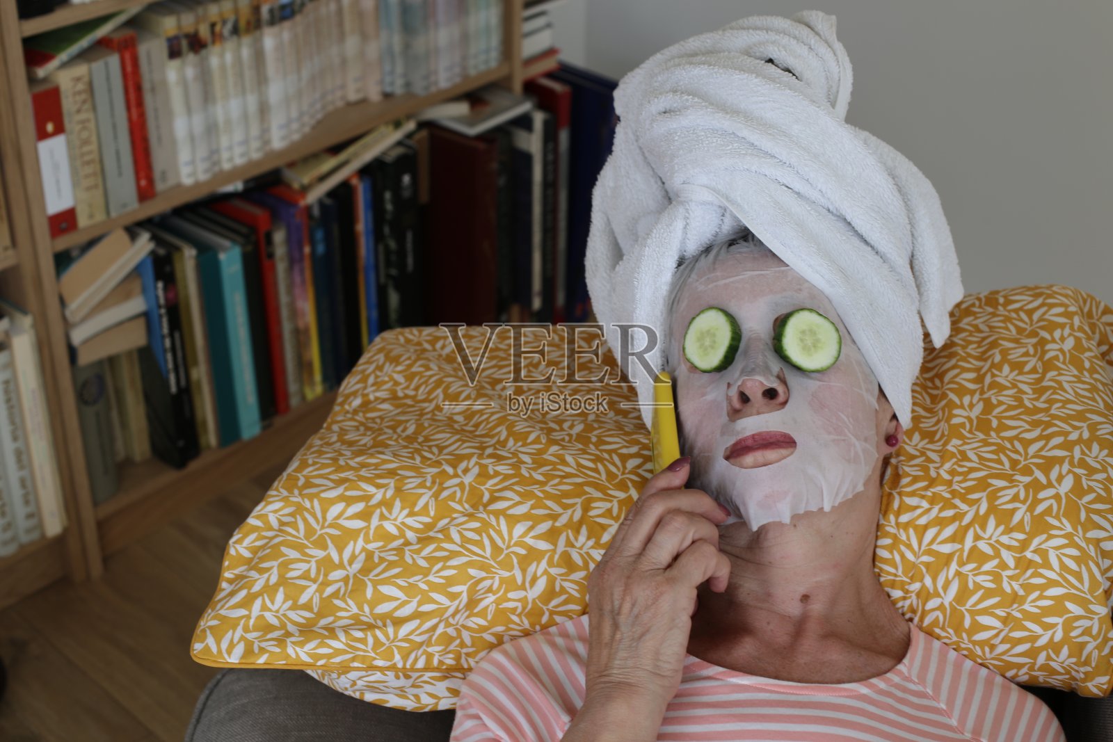 女上司在打电话照片摄影图片