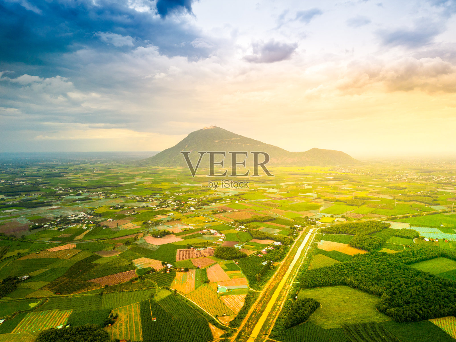 越南德宁市郊区的景色，远处是巴登山。照片摄影图片