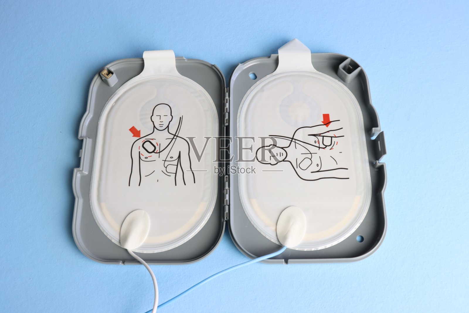 箱子里的除颤器电极呈浅蓝色背景照片摄影图片