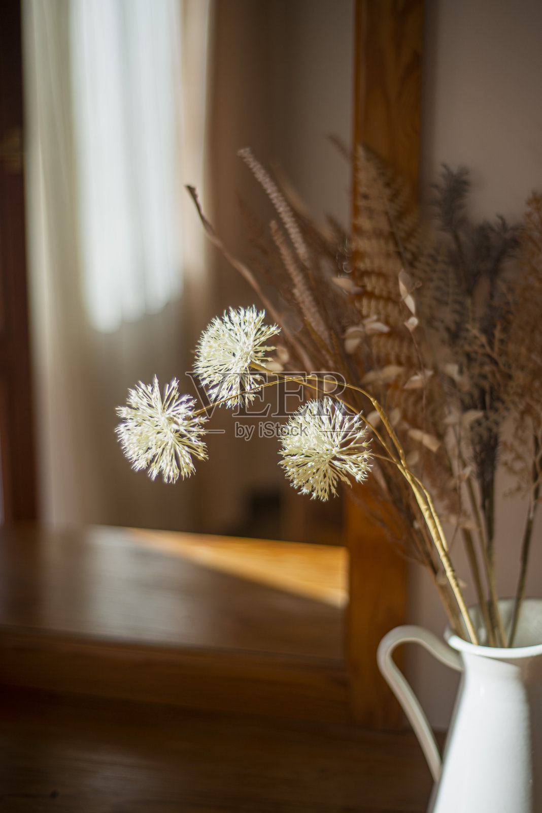 一束干枯的花朵在夕阳的余晖中，干枯的蒲公英和蕨类植物在夕阳的余晖中，给人一种舒适而温馨的感觉照片摄影图片
