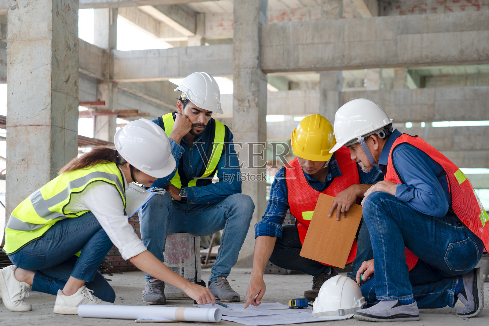 土木工程师经理与建筑工头和安全小组在现场准备中检查可持续绿色建筑的基础设施施工进度材料照片摄影图片