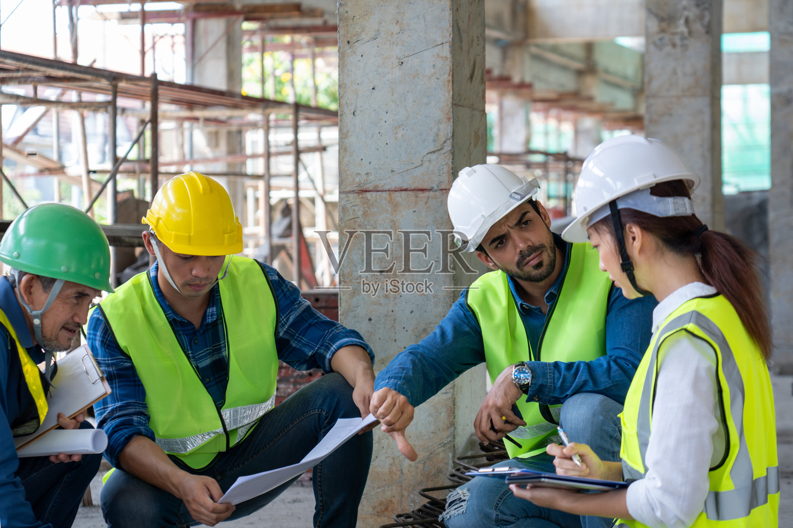 工程师经理对他的建筑工头和团队在检查基础设施材料时的风险错误感到愤怒照片摄影图片