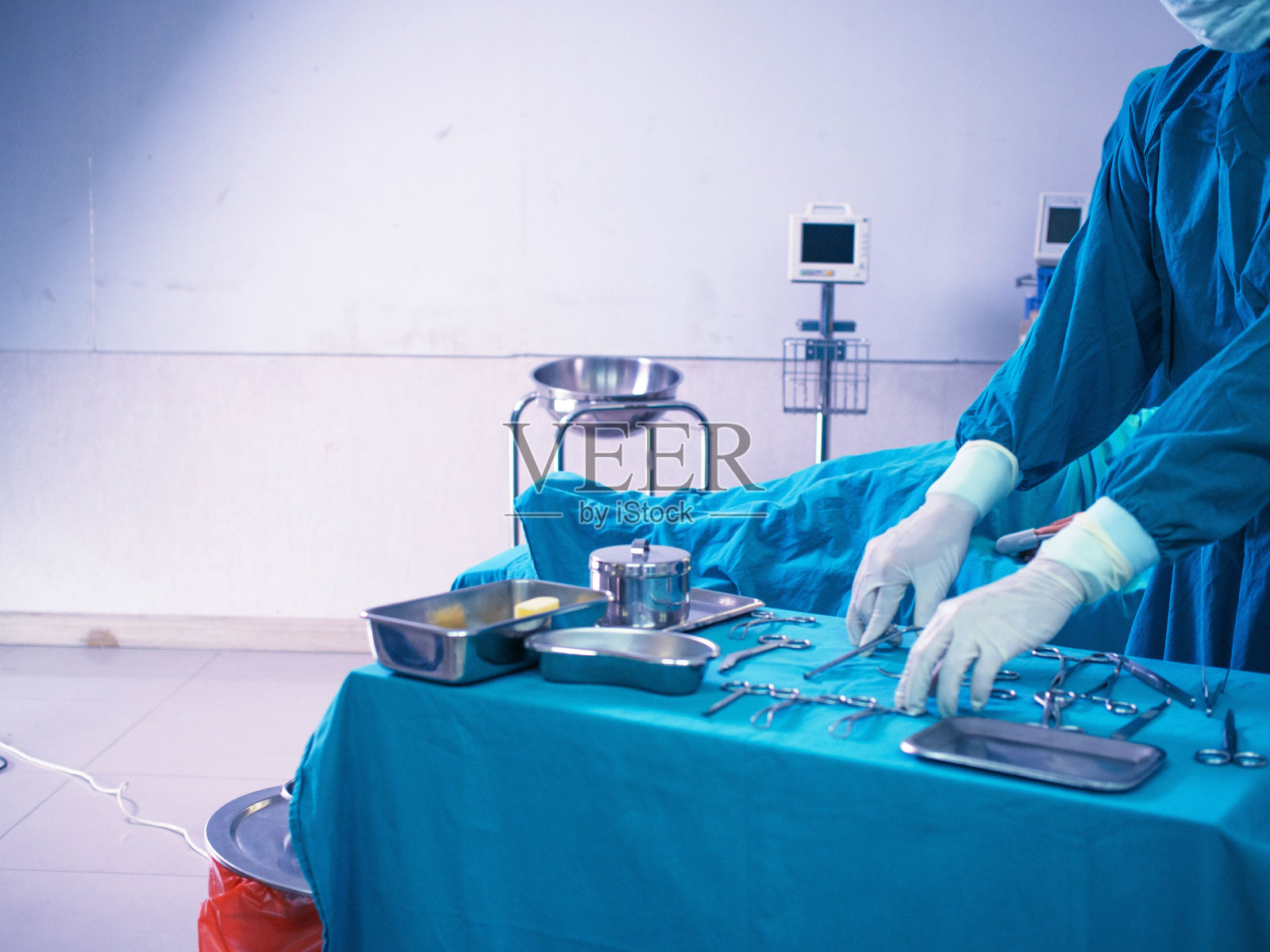 手身体部分人人白手套工具设备医院诊所化验室操作急诊室外科护士测试诊断专家医生科学家专业教师病人照片摄影图片