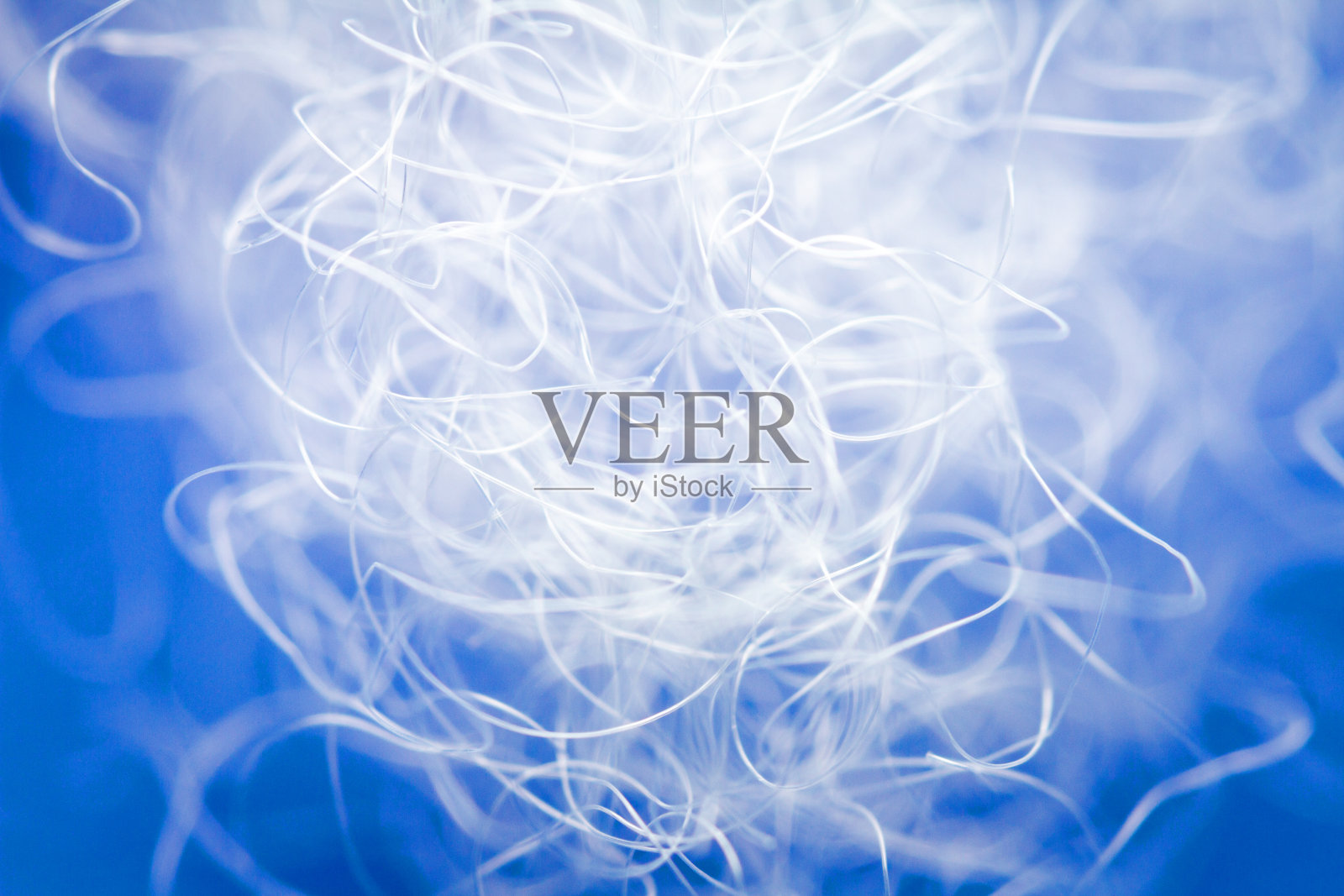 极端宏观聚酯稳定纤维在蓝色背景照片摄影图片