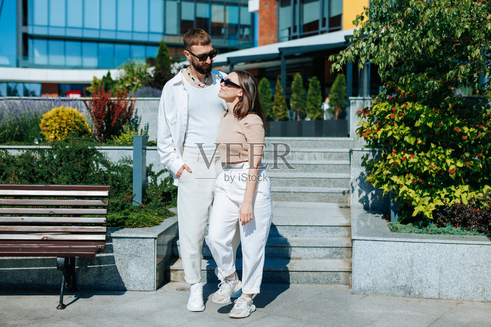 白人夫妇一起享受户外休闲时光照片摄影图片