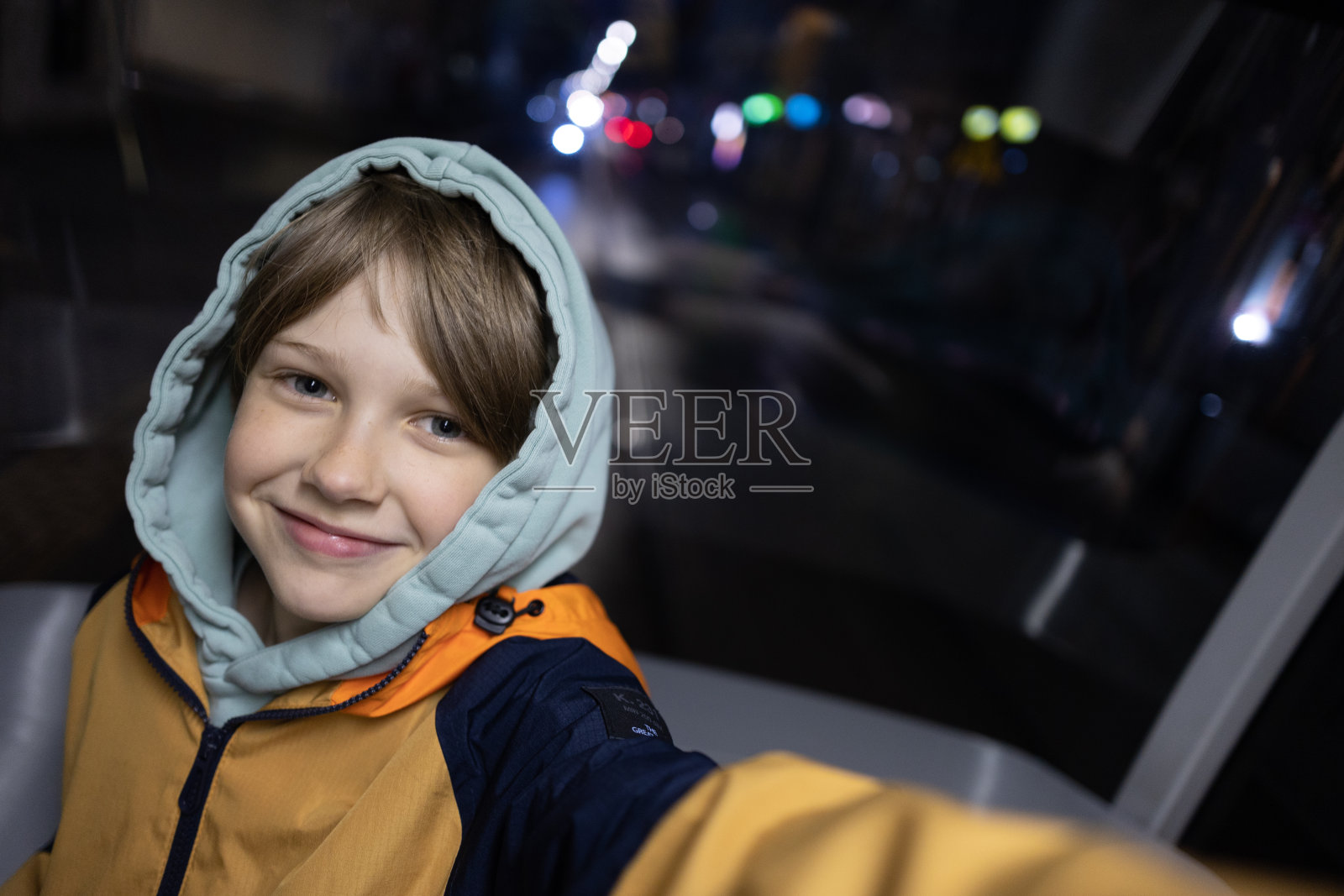 小男孩在电车里自拍照片摄影图片