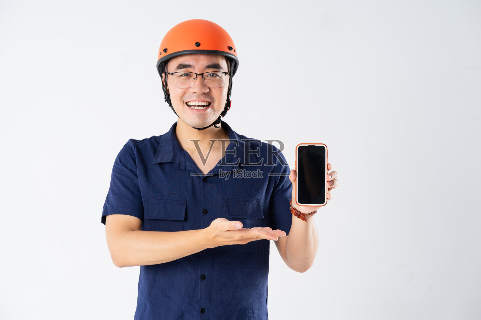 白色背景上戴着橙色头盔的男子照片摄影图片