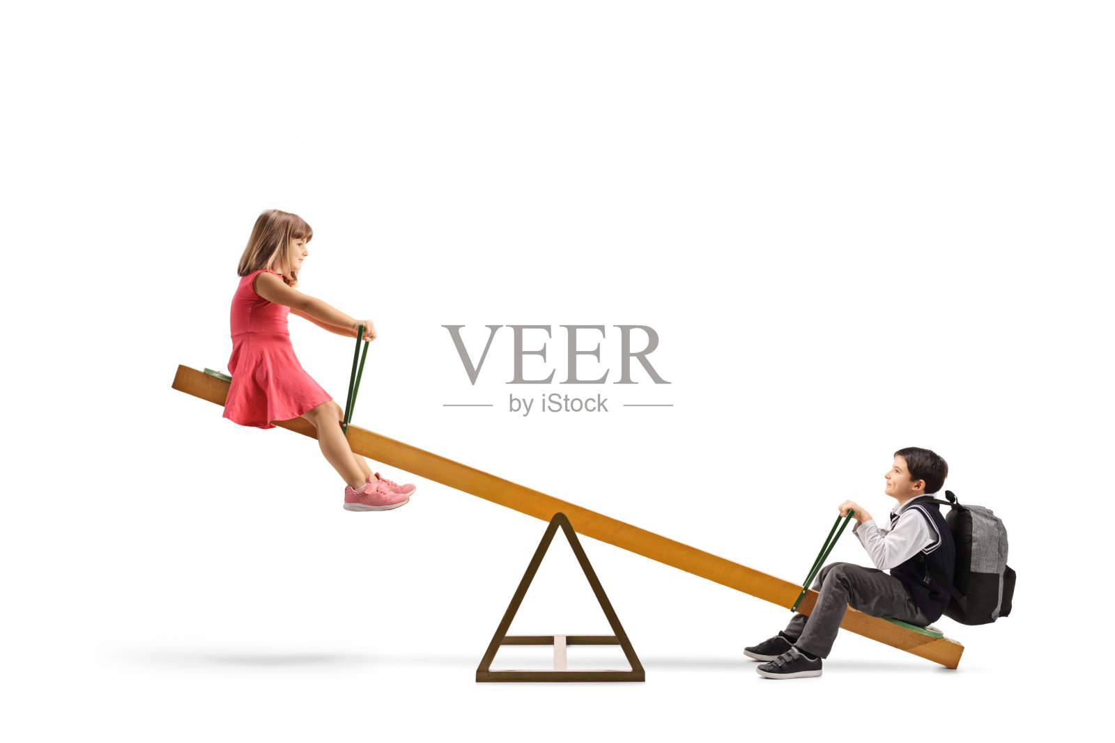 妹妹和哥哥在玩跷跷板照片摄影图片