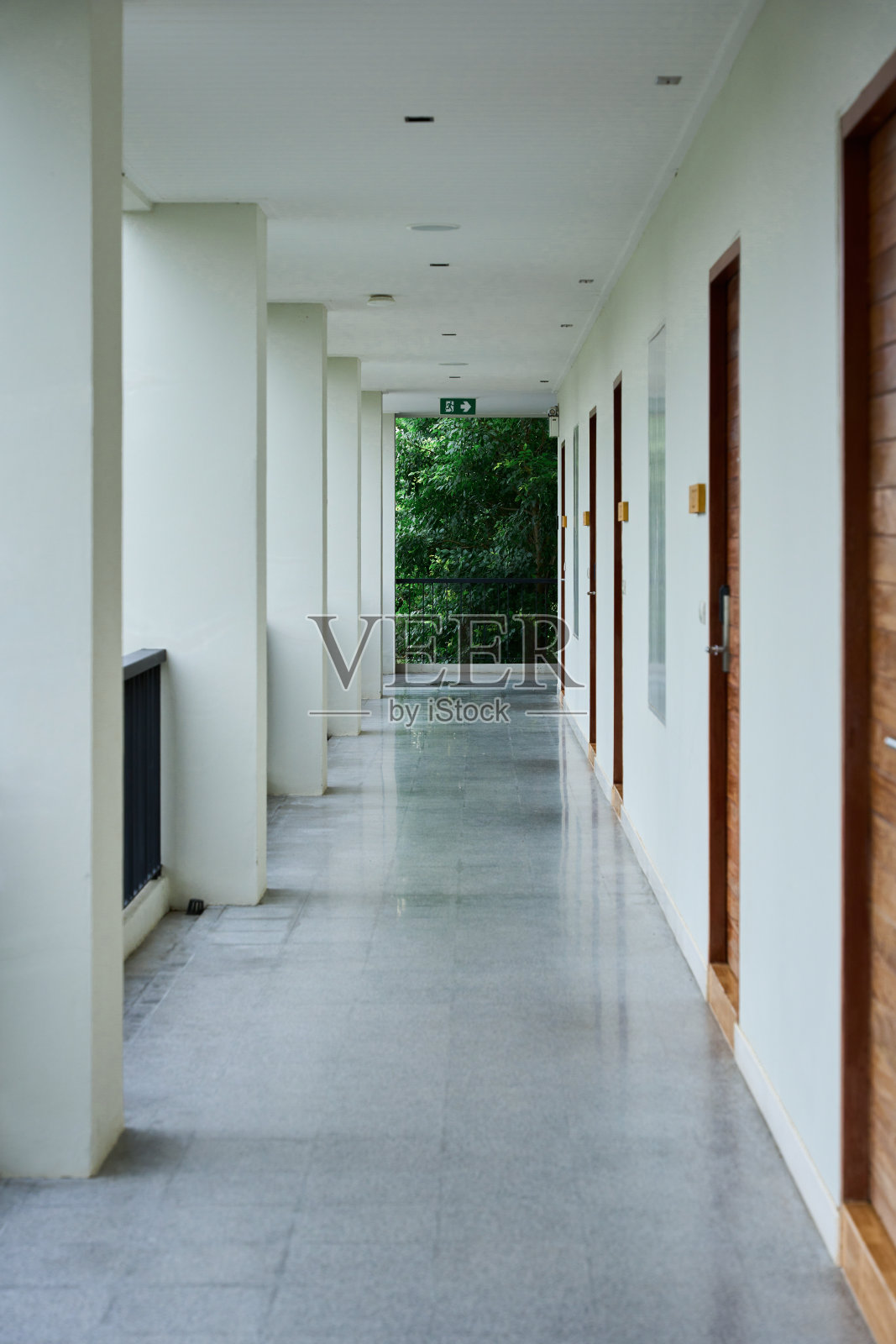 酒店走廊有出口标志照片摄影图片