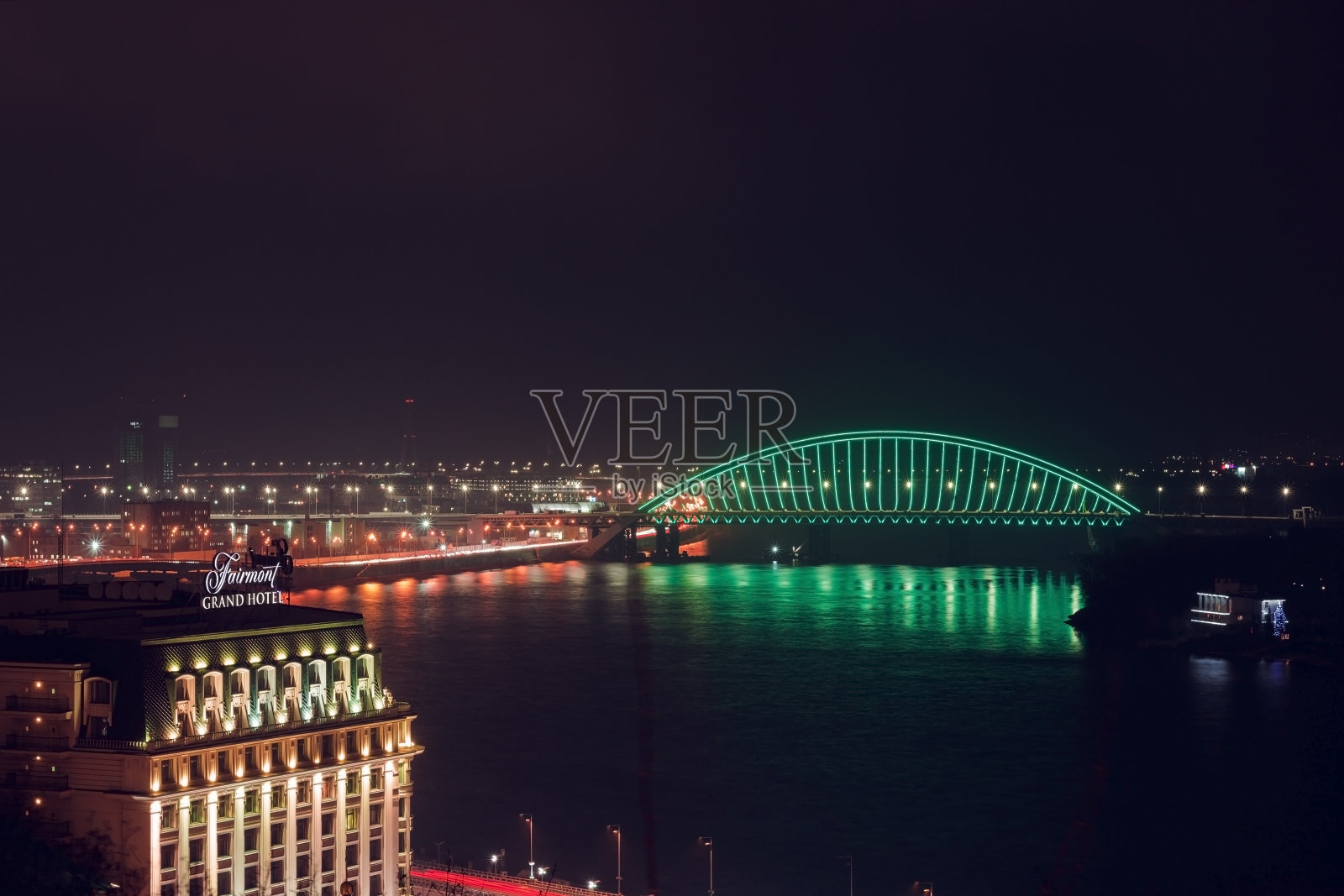 夜城最小景观。黑暗和宁静的长曝光摄影与led照明桥和光反射在水中。横跨第聂伯罗河的桥梁，基辅，乌克兰照片摄影图片