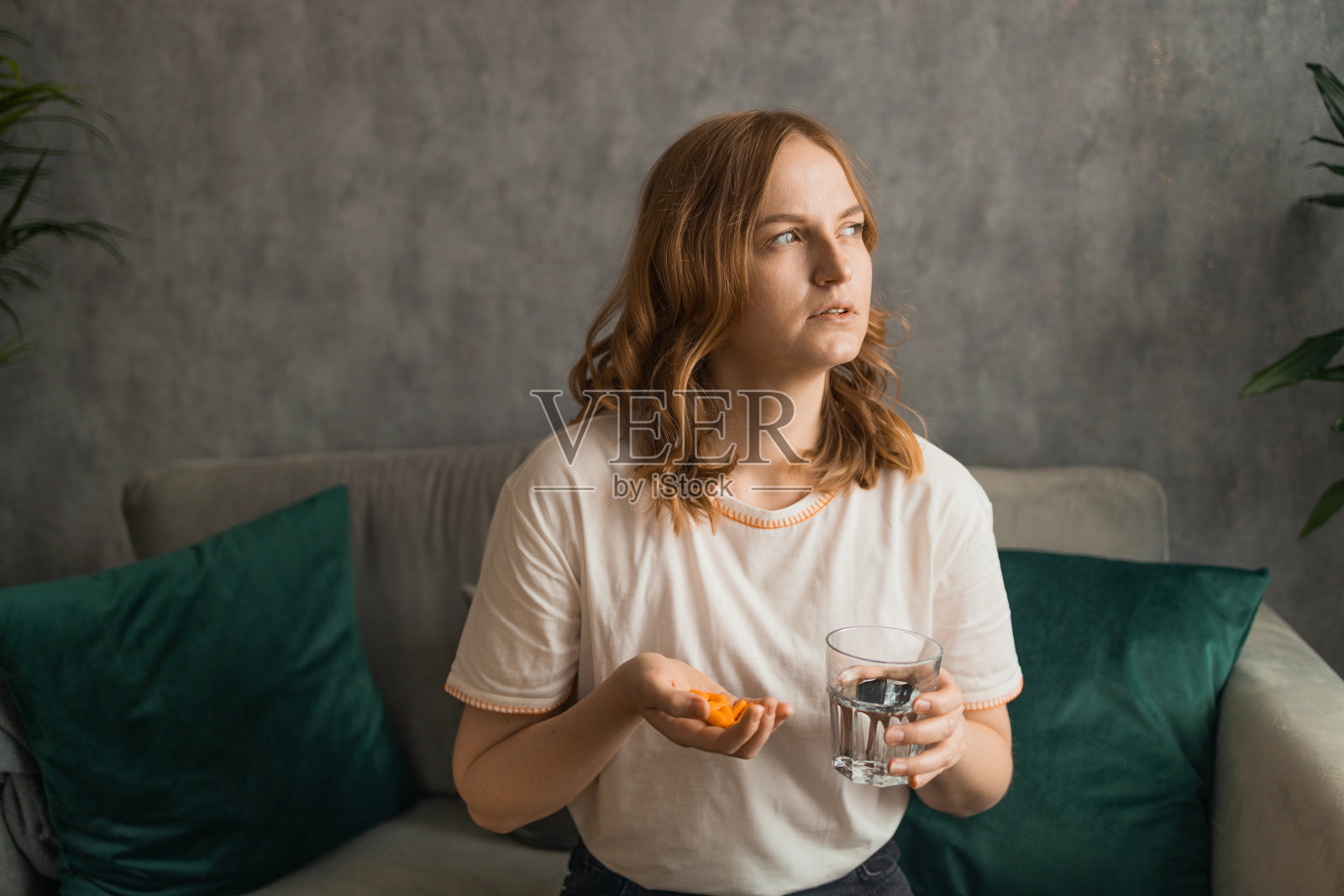 慵懒的周末。回家小睡。健康的休息。安宁、轻松、满足、愉悦的女人享受时光、快乐的睡意。照片摄影图片