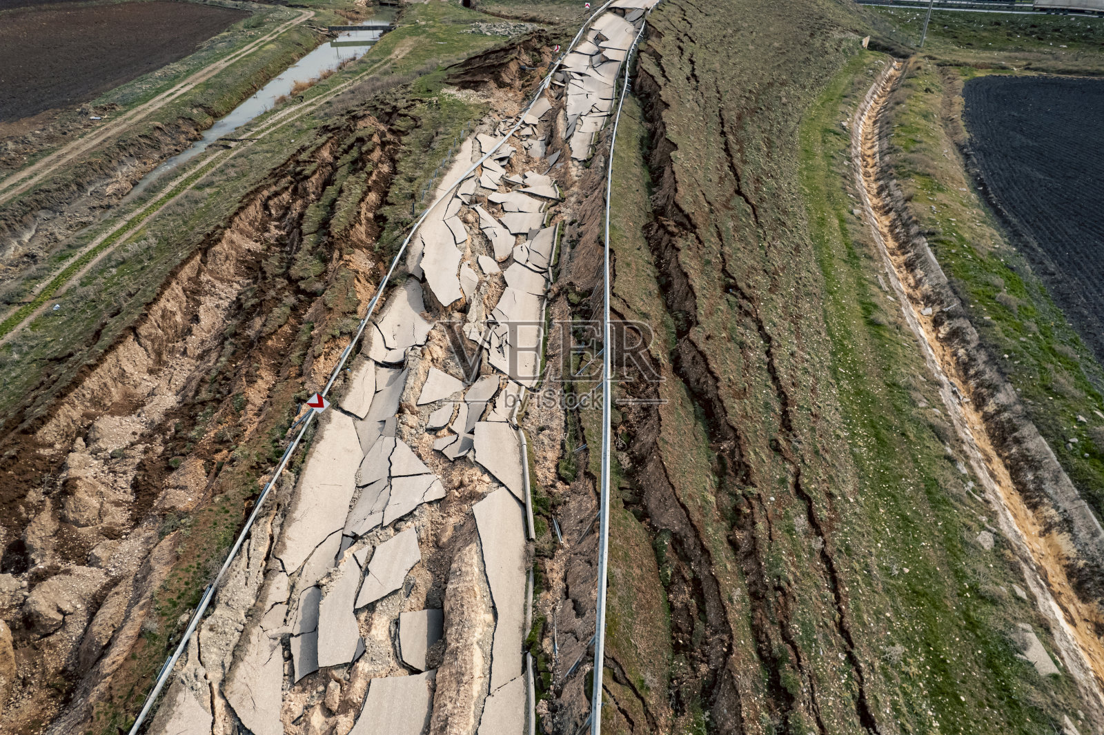 地震、自然灾害破坏的公路照片摄影图片
