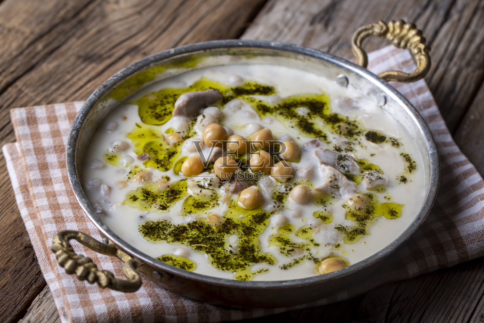 传统美味的土耳其美食;Yuvalama汤，土耳其名;Yuvalama corbasi照片摄影图片