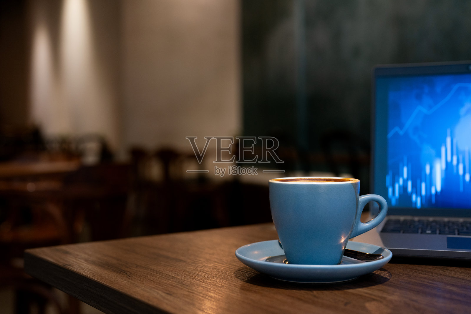 笔记本电脑和咖啡杯放在木桌上照片摄影图片