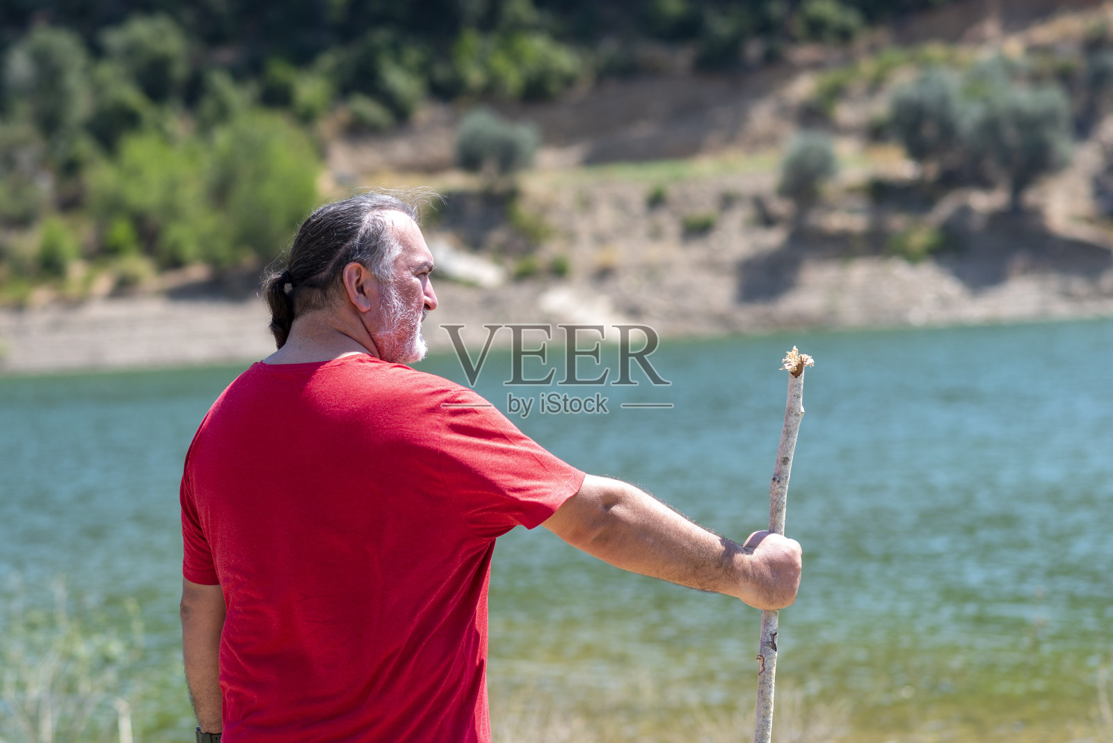 一个爱冒险的人独自在湖边照片摄影图片