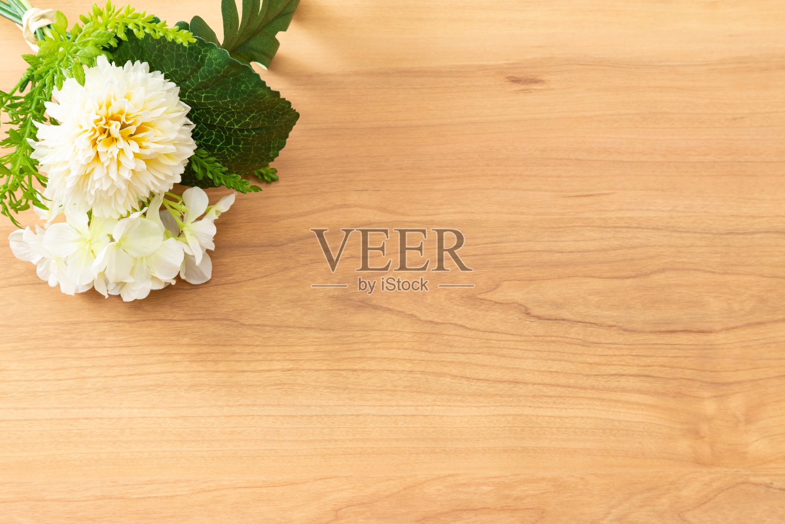 木材背景上的酒香。照片摄影图片