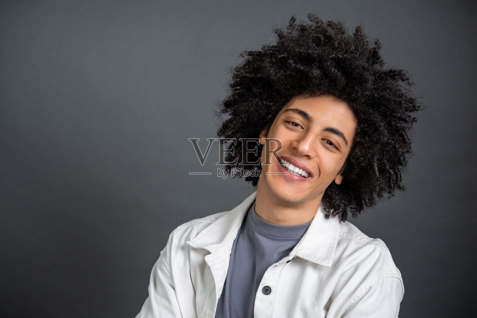 穿着白衬衫的黑发自信的年轻人照片摄影图片