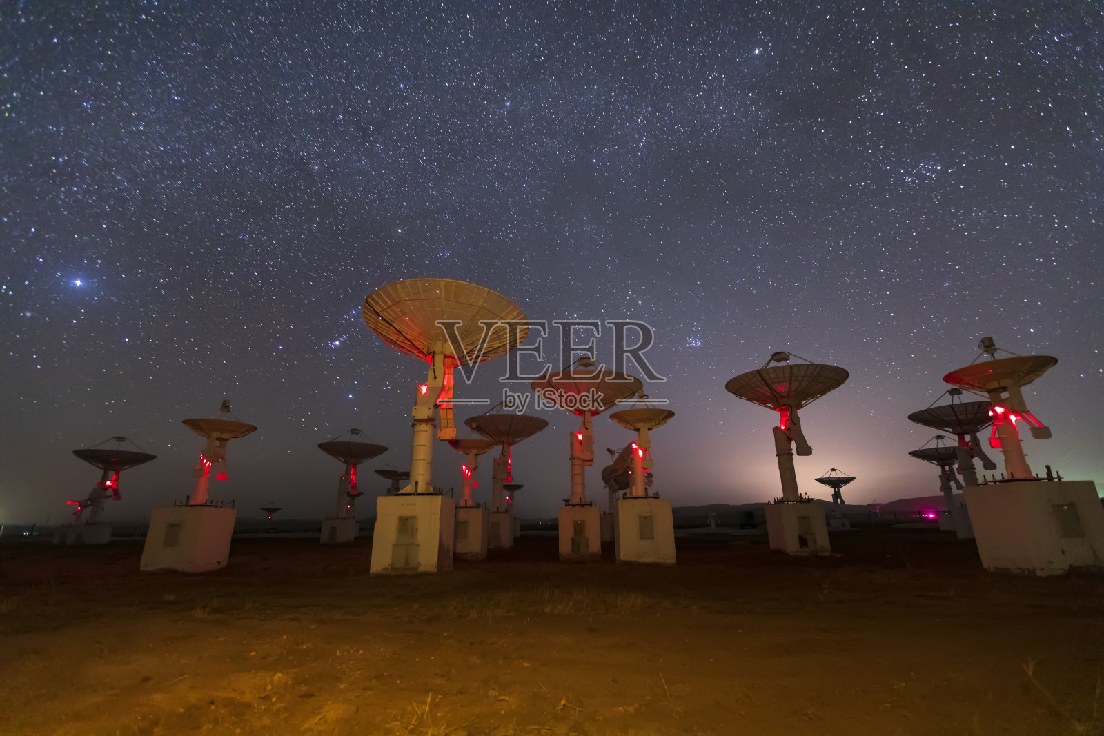 射电望远镜和银河系照片摄影图片