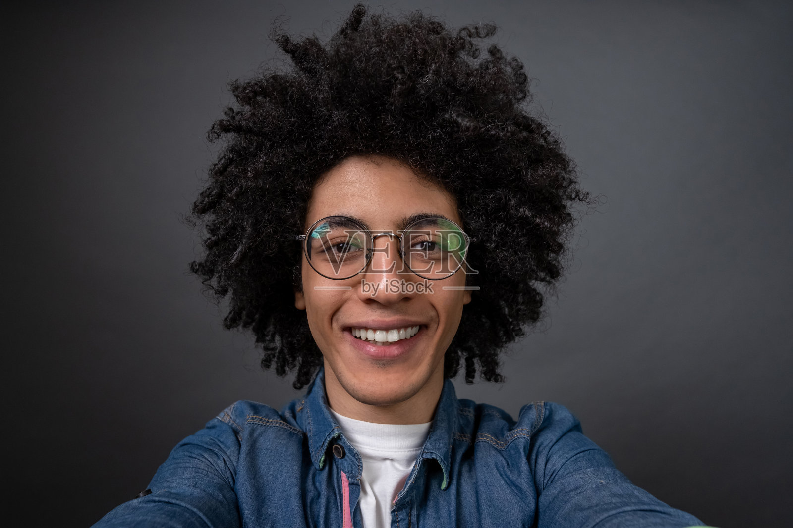 年轻人在自拍，看起来很兴奋照片摄影图片