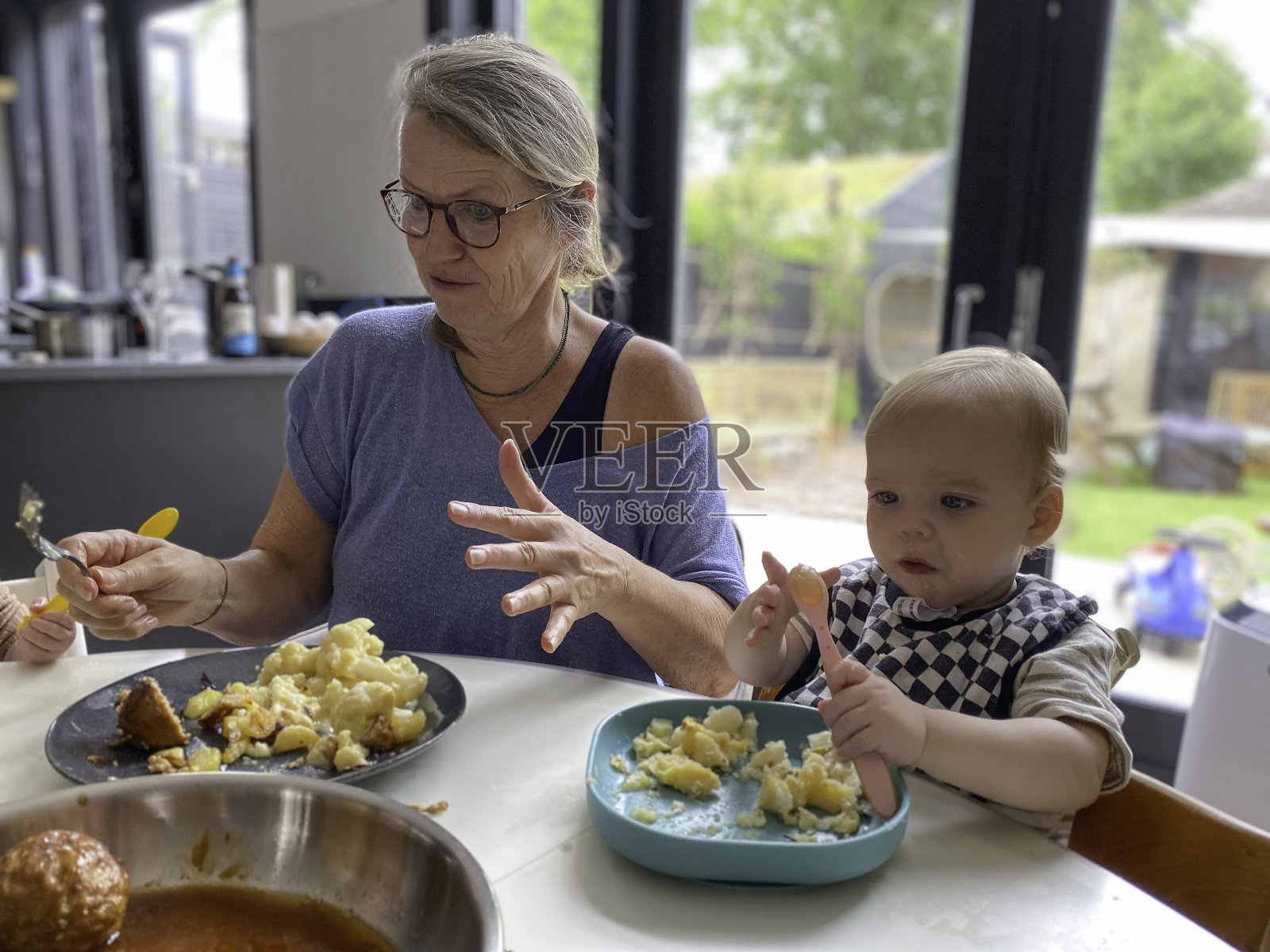 奶奶照顾孩子照片摄影图片