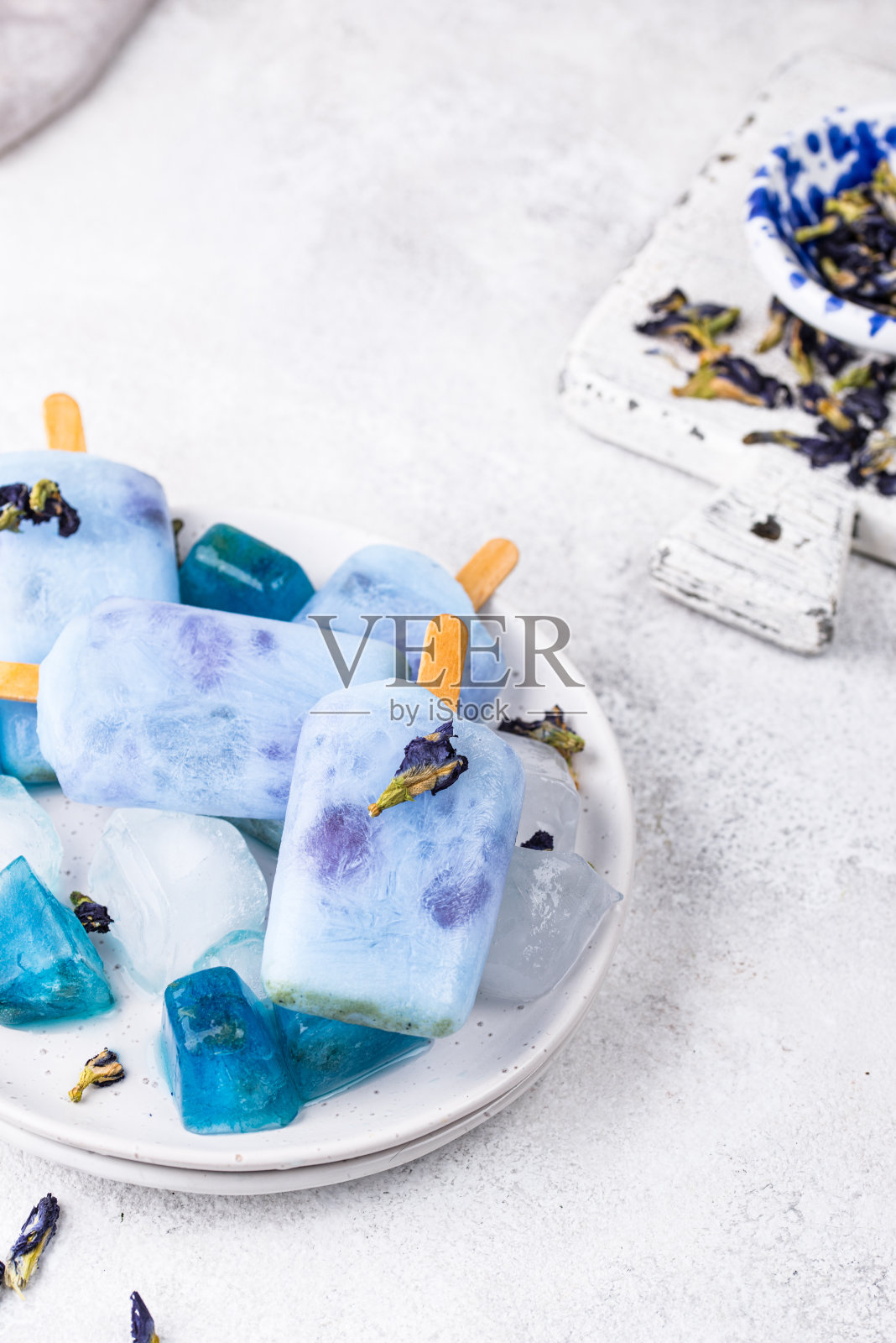 来自豌豆蝴蝶的蓝色冰棍照片摄影图片