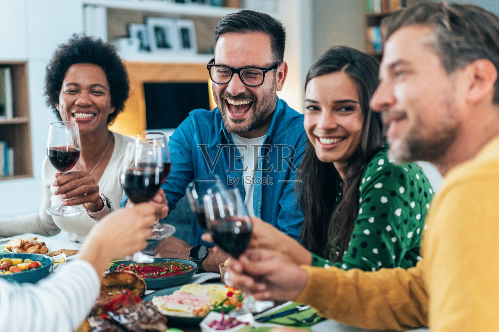 与朋友共进午餐照片摄影图片