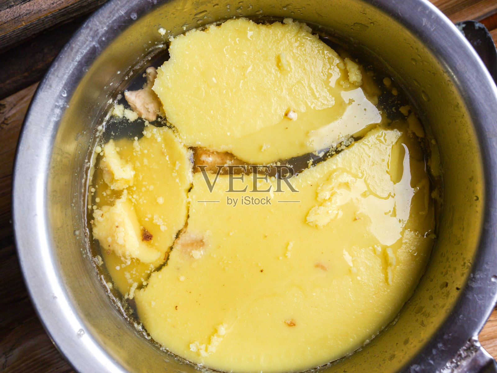 锅上形成了厚厚的油脂照片摄影图片