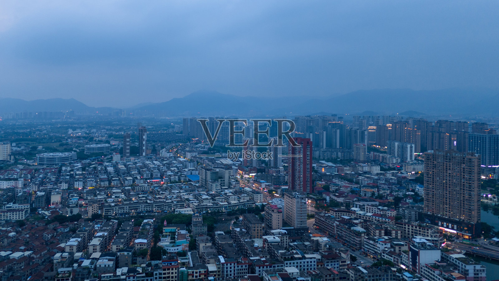 黄昏时分新建城市鸟瞰照片摄影图片