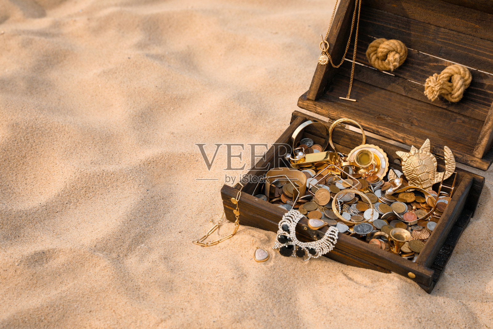 打开沙上的木制宝箱，为文字留出空间照片摄影图片