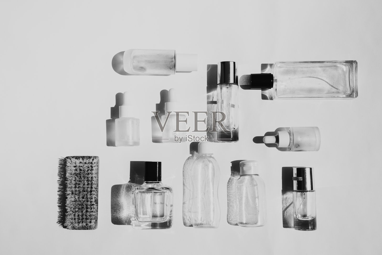 化妆品、香水、身体护理用品的空瓶子，黄色背景的刷子。美容和化妆品的回收、再利用和可持续性照片摄影图片