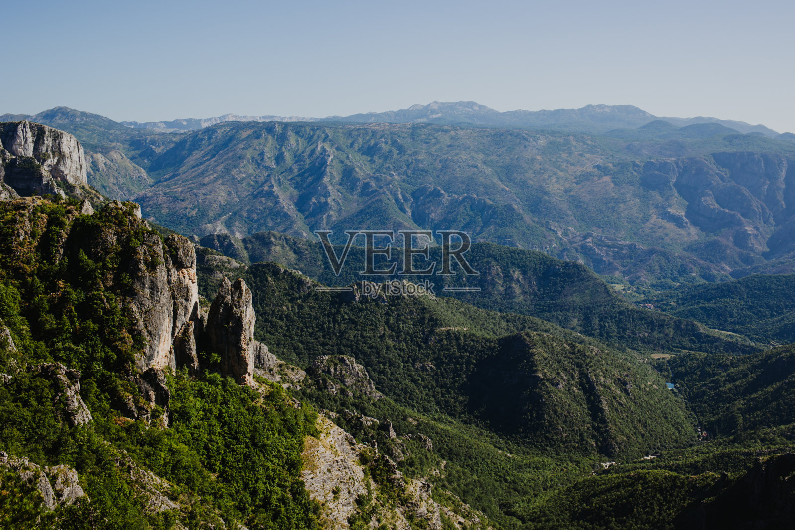 在一个阳光明媚的日子里，波斯尼亚和黑塞哥维那的山脉景色令人惊叹。照片摄影图片