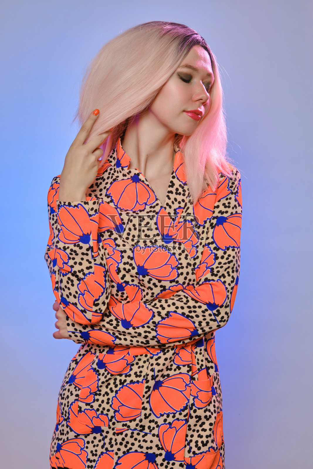 女孩在假发照片摄影图片