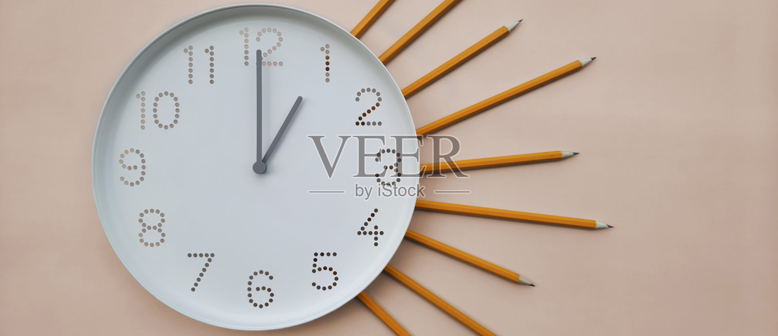 带时钟的横幅。1点钟。白天。学习时间。回到学校。照片摄影图片